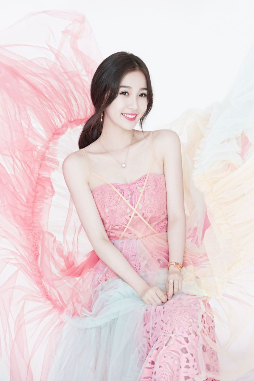 虞书欣展现粉百合风采 美丽背后的故事与魅力尽显
