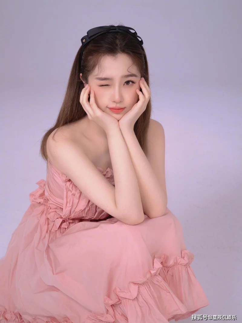 虞书欣展现粉百合风采 美丽背后的故事与魅力尽显