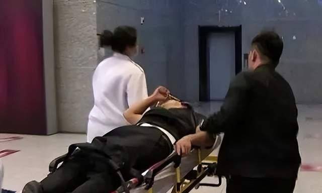 女子因佩戴鲨鱼夹意外摔倒后昏迷不醒如今状况堪忧成植物人