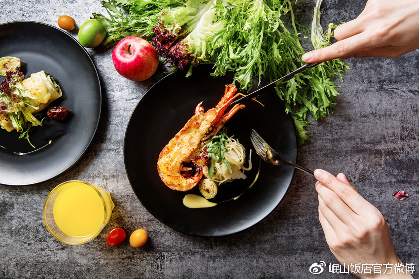 在主厨的精心烹饪下面条的独特魅力和滋味碰撞出美味的餐桌盛宴