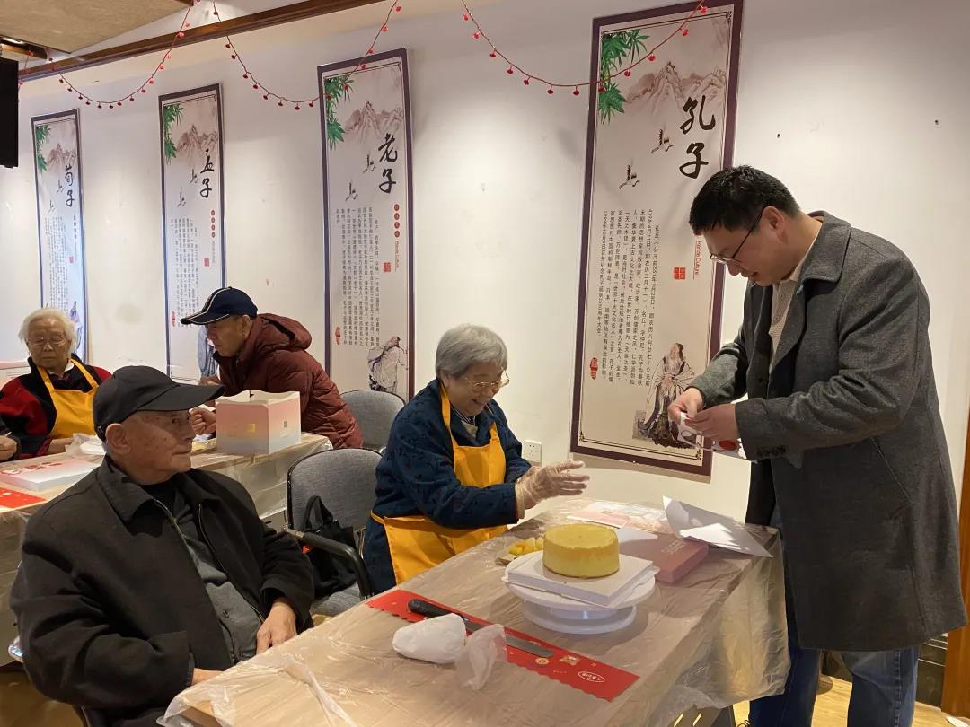 让关爱老年人的理念融入日常生活实现社会的温暖与和谐