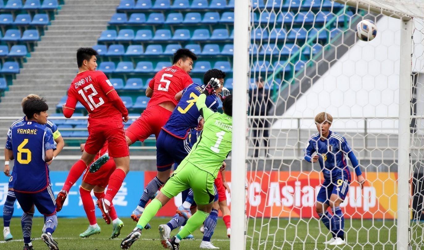 蓝色监狱对抗日本U20球队的精彩较量谁能在这场青春对决中胜出？