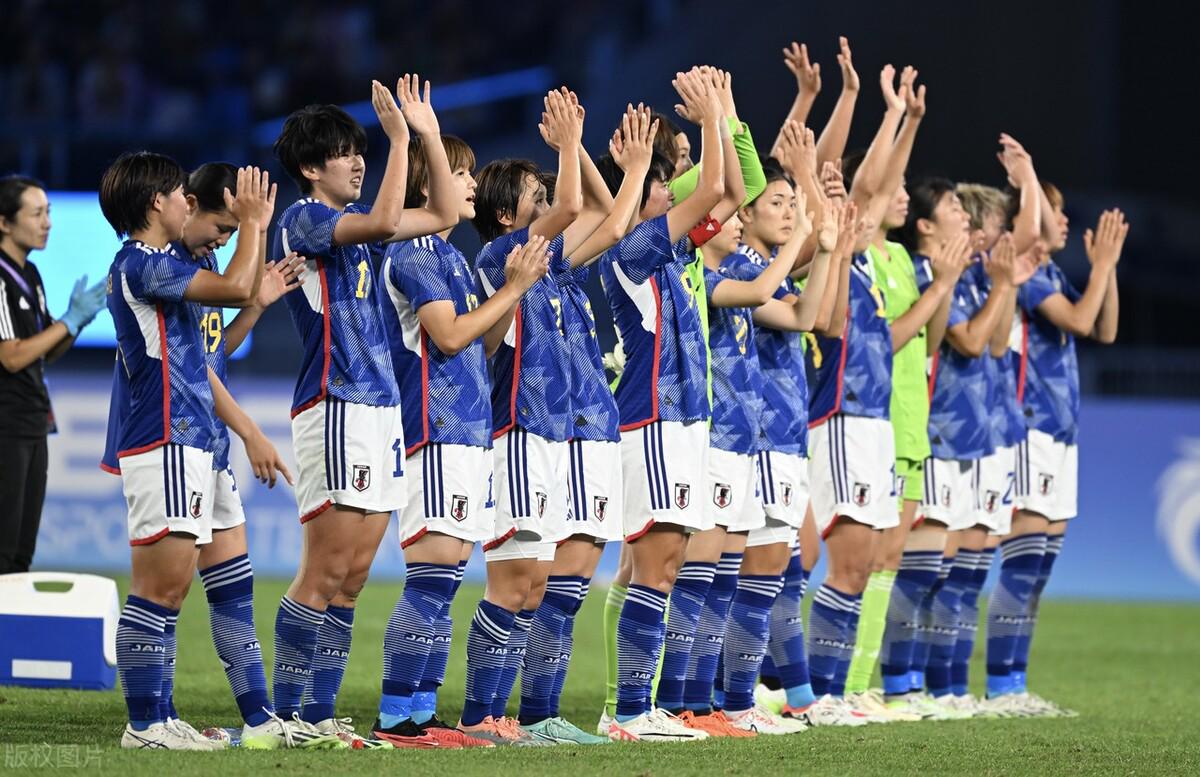 蓝色监狱对抗日本U20球队的精彩较量谁能在这场青春对决中胜出？