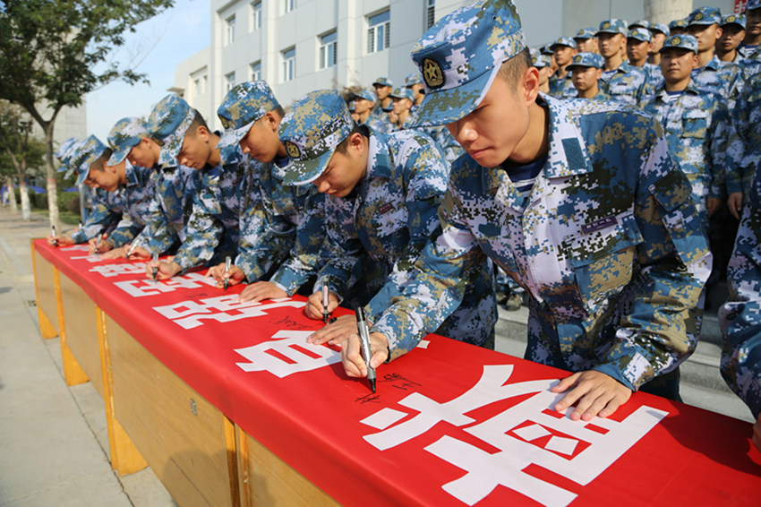 千名海军新兵齐聚军营 拥抱使命手握钢枪迎接新挑战