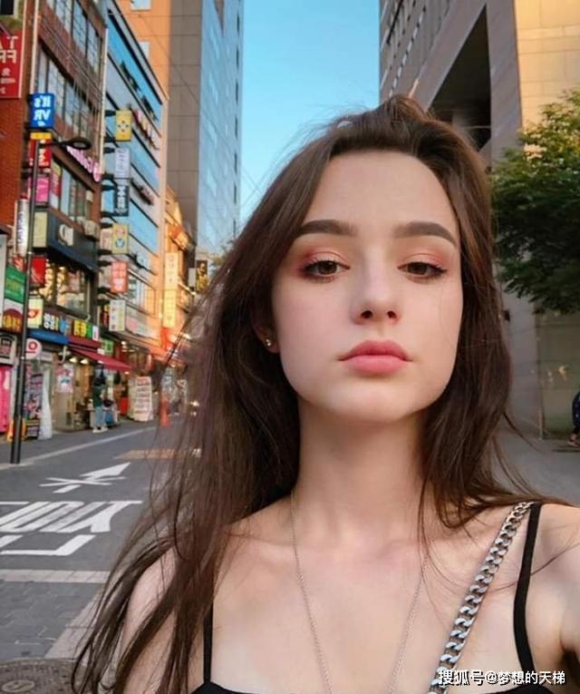在俄罗斯街头偶遇一位14岁女高中生及其妹妹她们的颜值究竟有多惊艳让人惊叹不已