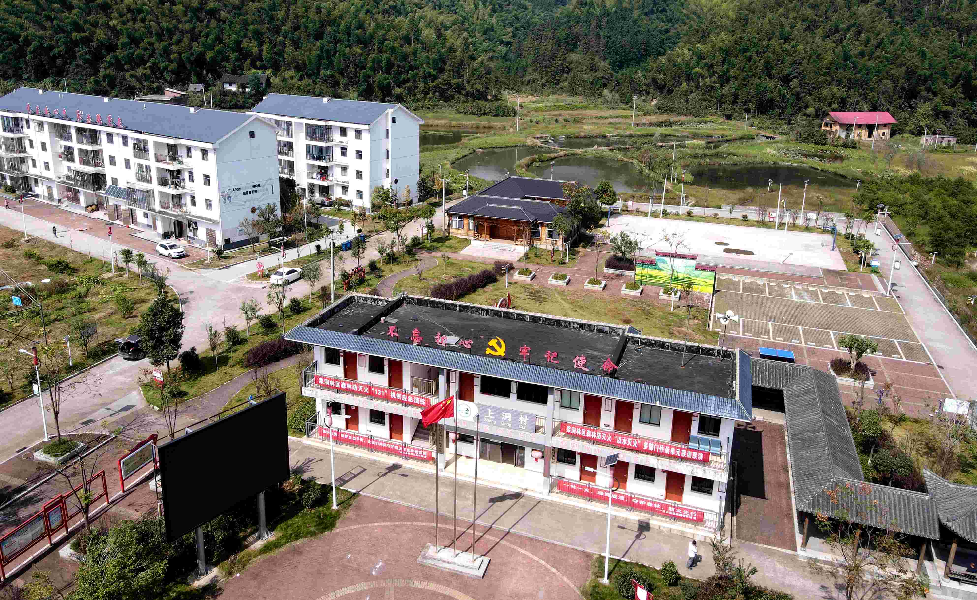 湖南蓝山推动易地搬迁瑶民实现就业梦想助力生活更美好