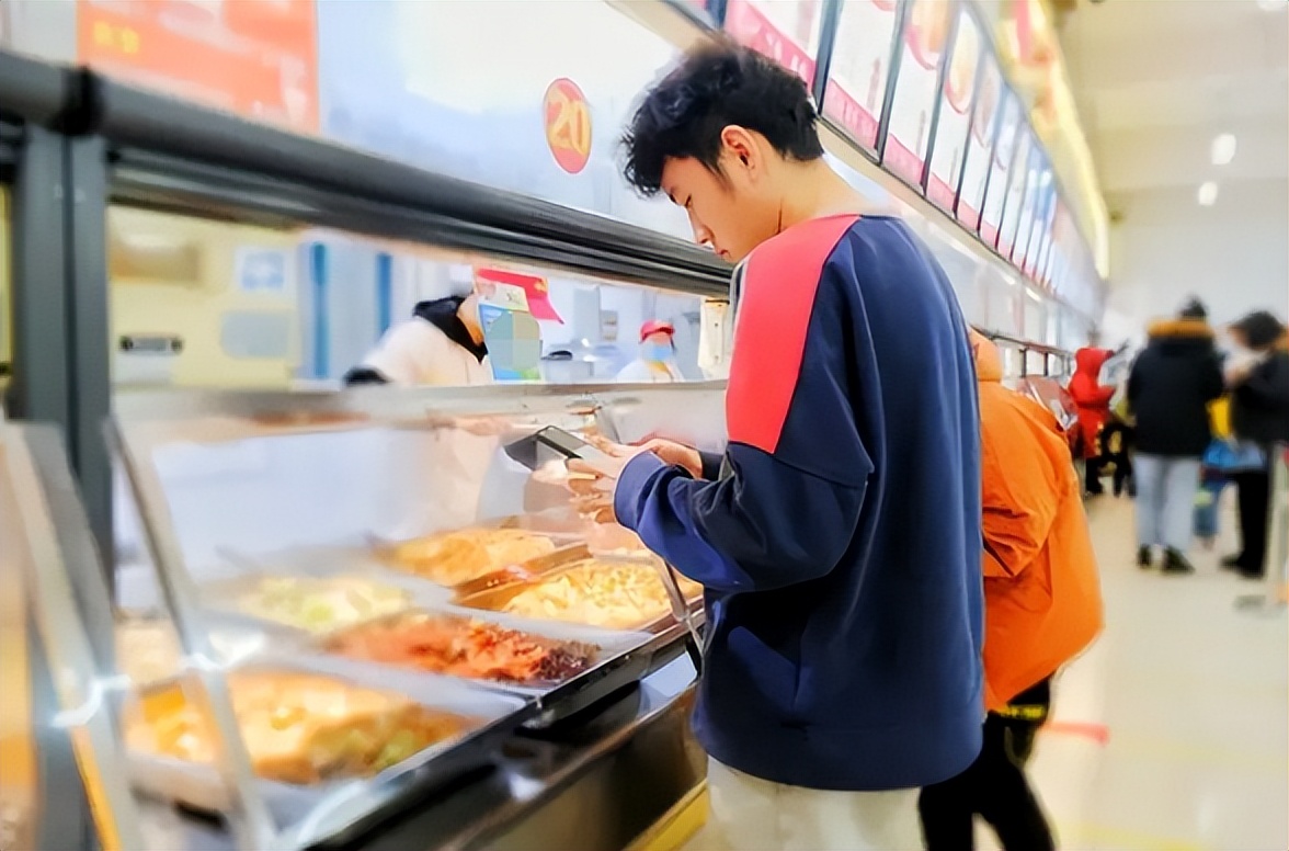 男生在食堂买饭遭遇阿姨冷漠对待多次被拒绝引发大家热议