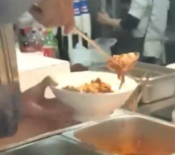 男生在食堂买饭遭遇阿姨冷漠对待多次被拒绝引发大家热议