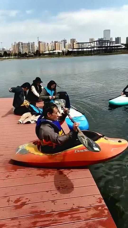 水库惊现颜料师划艇新视频 现场画面引发网友热议与讨论