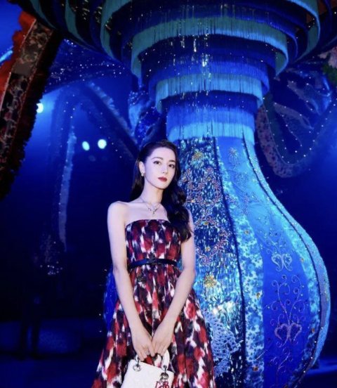 迪丽热巴呼吁女孩们勇敢追梦打破束缚展现自我风采