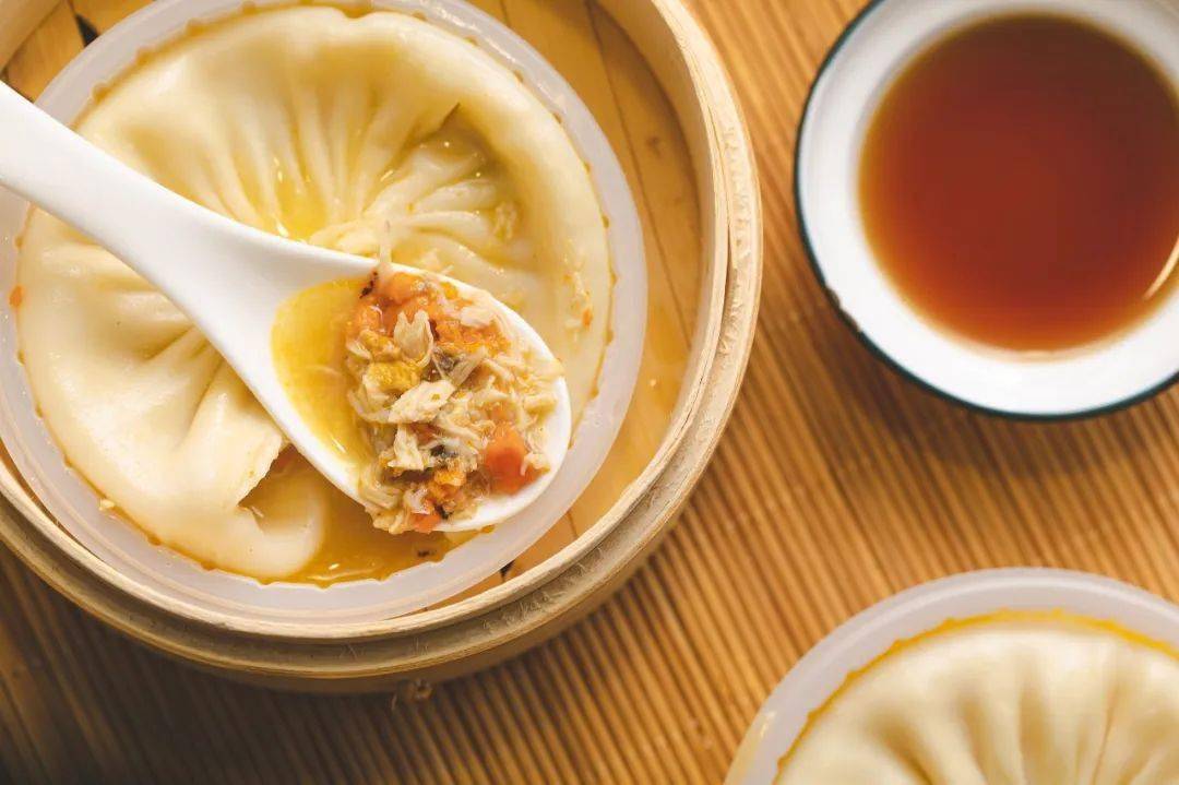 秋季美食盛宴来袭 夏叔为您送上蟹黄汤包的舌尖诱惑与独特风味