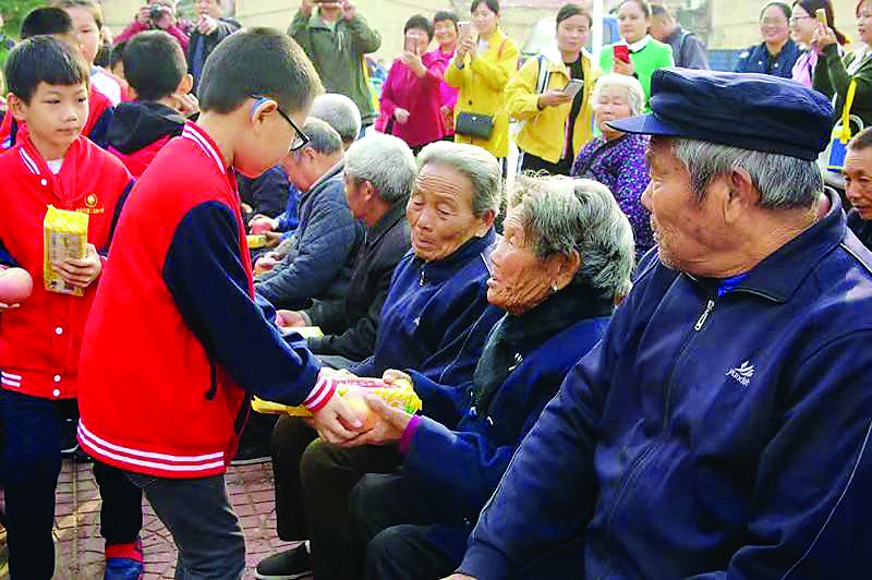 金秋送温暖重阳佳节情满中华传承爱与敬老精神