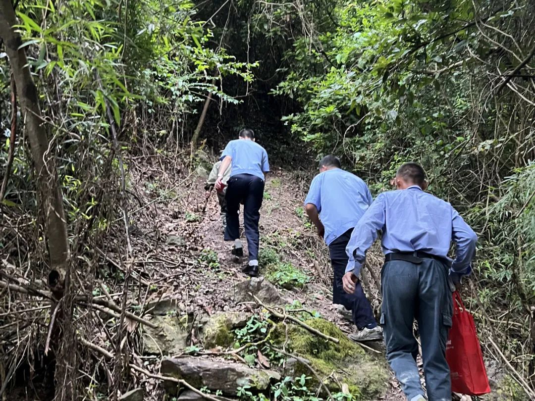 七旬老人误入庐山深山迷路 江西警方与热心市民联合开展紧急救援行动