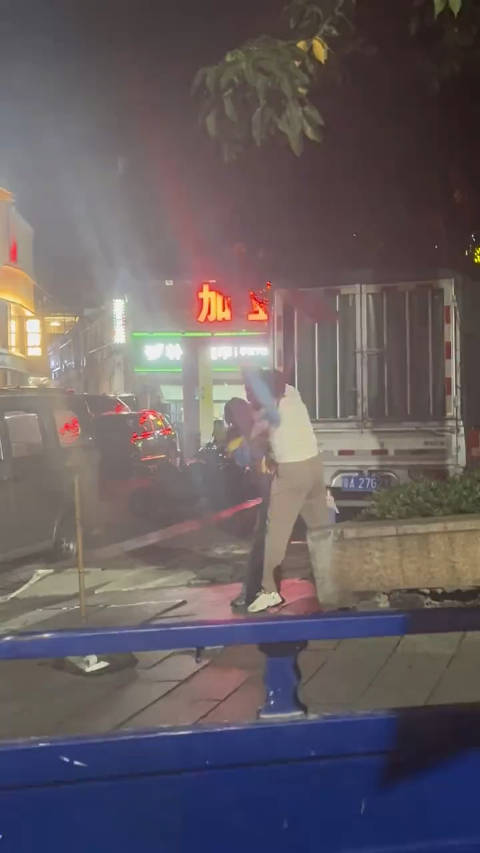 广州警方公布深夜女子袭击环卫工事件详细情况社会各界震惊反响强烈