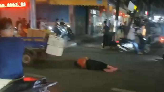 广州警方公布深夜女子袭击环卫工事件详细情况社会各界震惊反响强烈