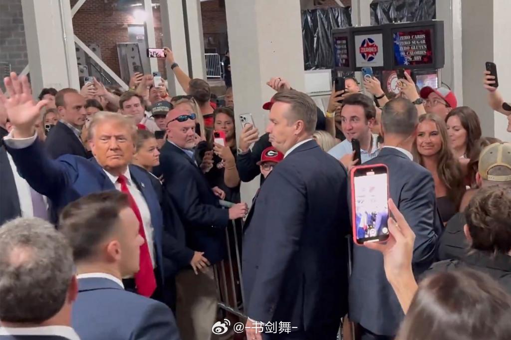 特朗普对美国媒体偏袒哈里斯的发言表示强烈不满引发舆论热议