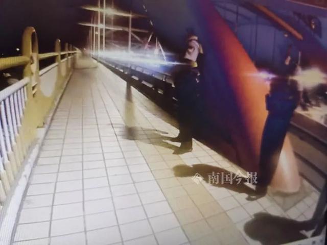 午夜桥上女子欲轻生 幸运小伙的敏锐眼光成功转危为安