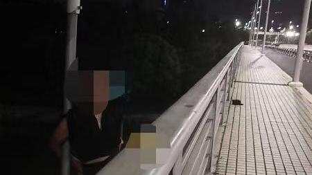 午夜桥上女子欲轻生 幸运小伙的敏锐眼光成功转危为安