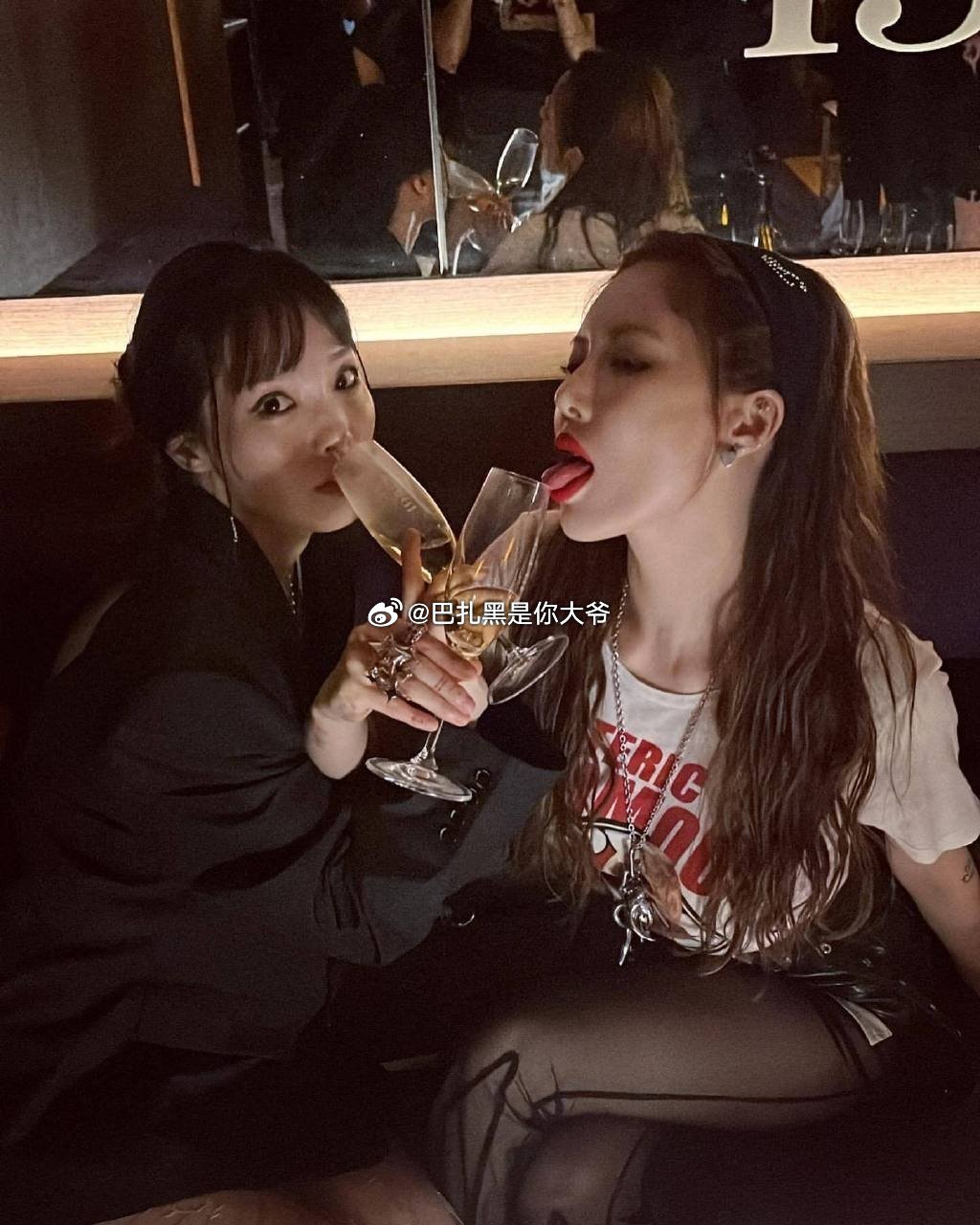 泫雅与好友欢乐聚会合影 记录下珍贵的友谊时刻与精彩瞬间