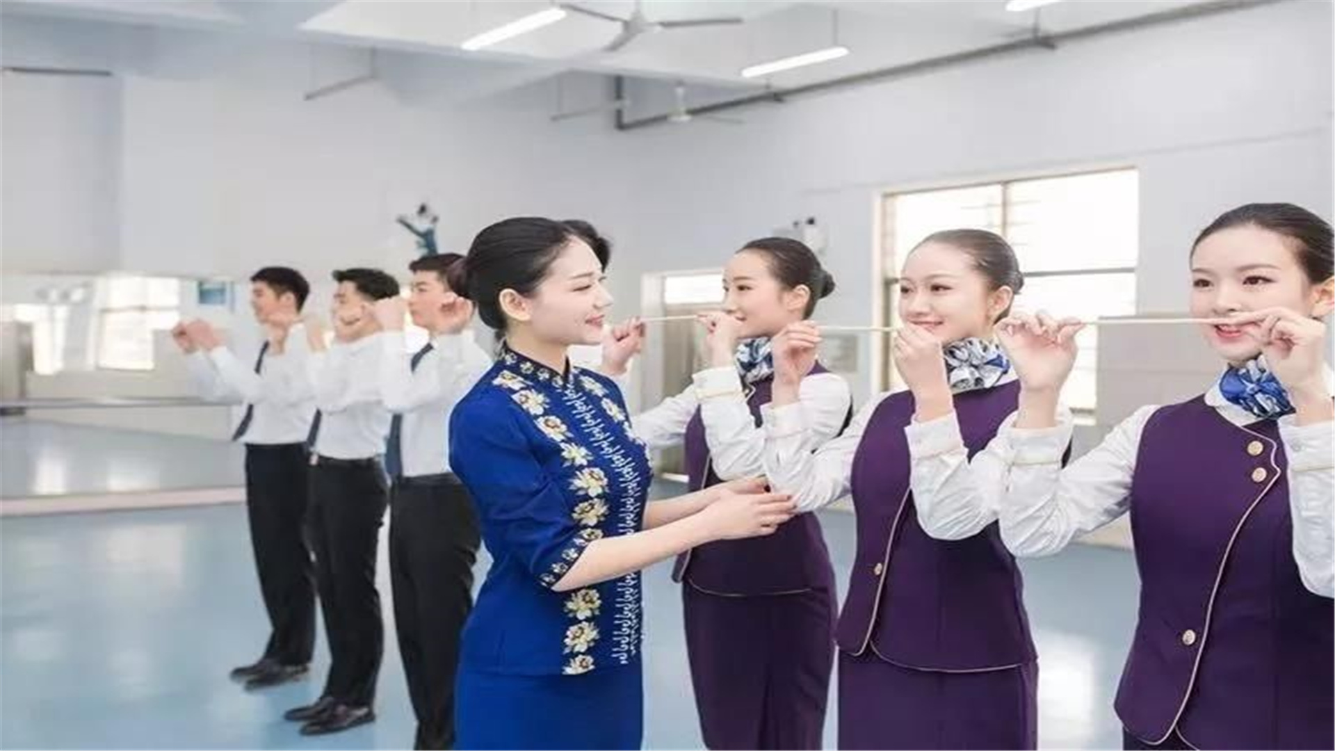 中国民航大学宣布明年不再招生专科层次空乘专业引发广泛关注和讨论
