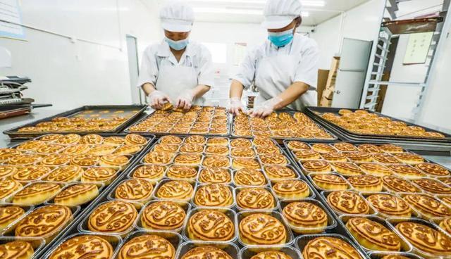 月饼工厂里的小孩为何拒绝品尝传统月饼背后的故事与心声分享