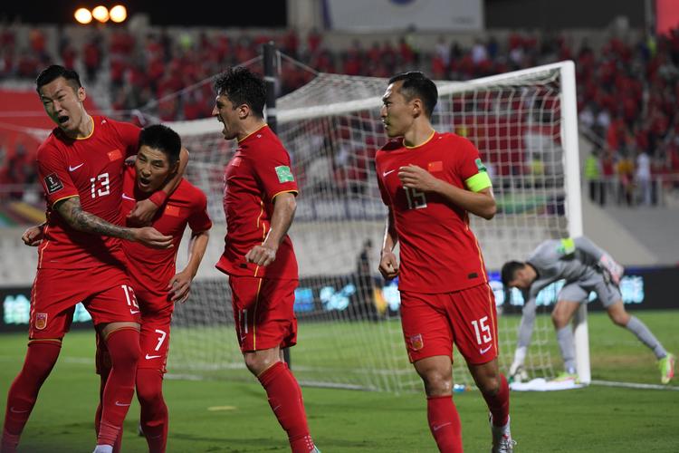 国足在世预赛首回合与澳大利亚战成平局 上半场精彩回顾与分析