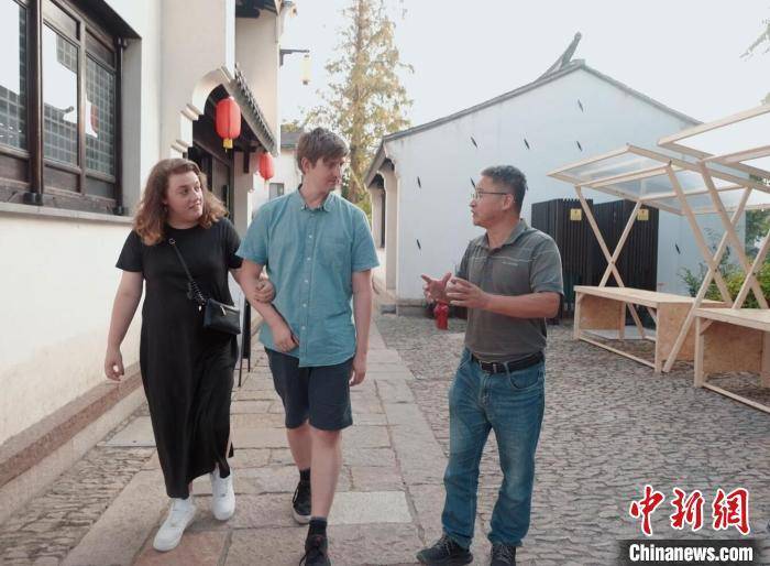 跨越国界的温情时刻外国夫妻在古镇重阳节的文化探秘之旅