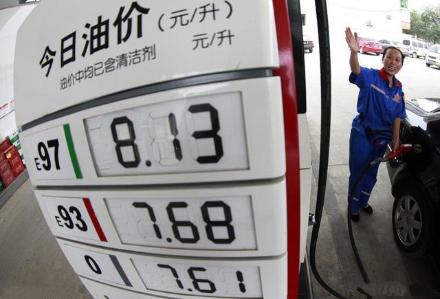 国内油价再度上调 92号汽油每升上涨0.11元 今年已累计八次调整