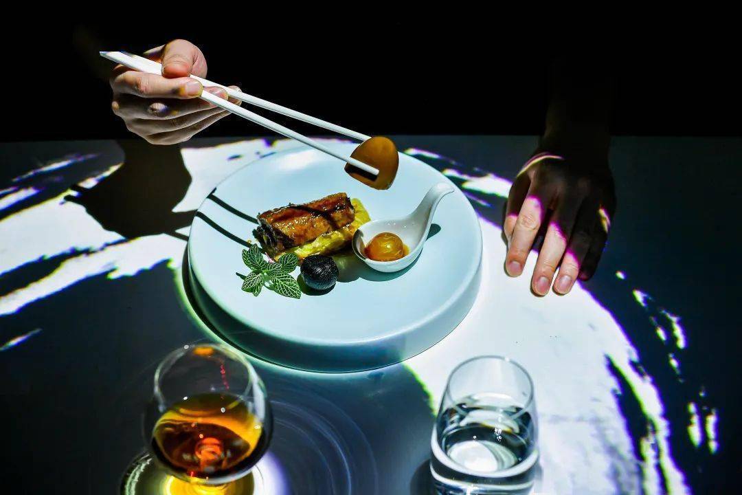 独自探味一个美食家漫步城市味蕾的孤独旅程