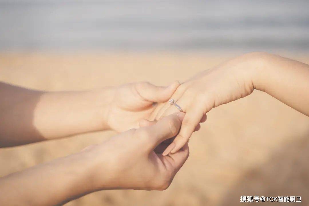当我用指尖感受到你的温暖时那份细腻触感让我心动不已