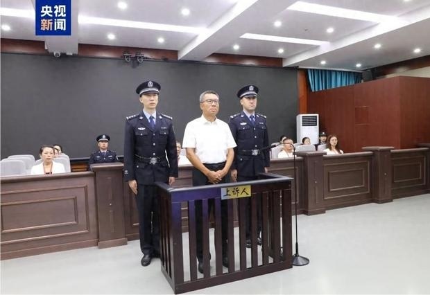 重庆市人大常委会原副主任郑洪涉嫌受贿案一审开庭引发关注与讨论