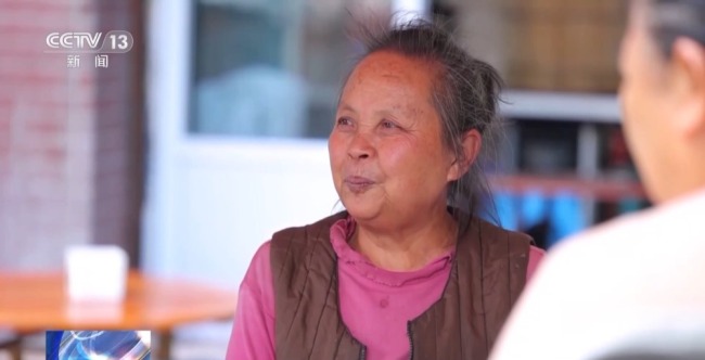 杨妞花深情回忆余华英拐卖案件重审瞬间提到家庭时她忍不住流下泪水