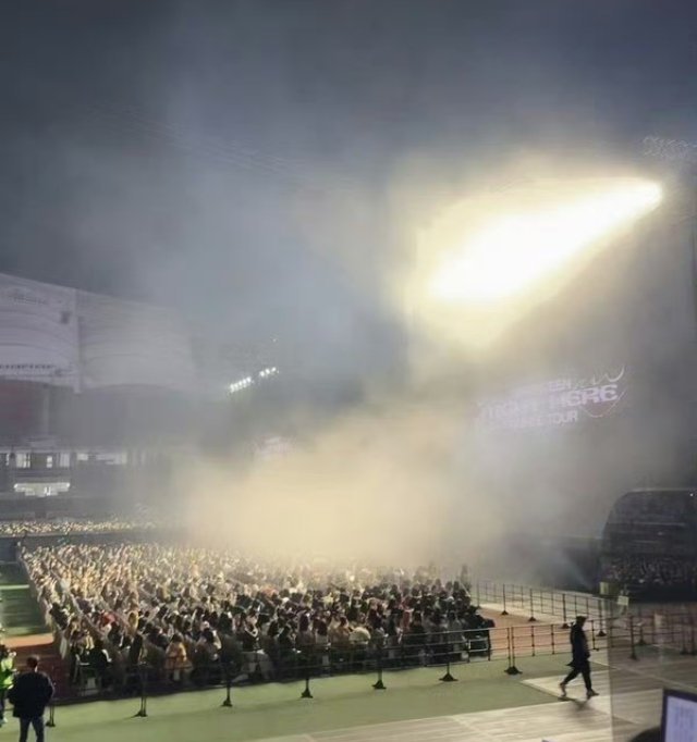 SEVENTEEN演唱会突发火灾现场惊险 众粉丝及时疏散未造成大碍