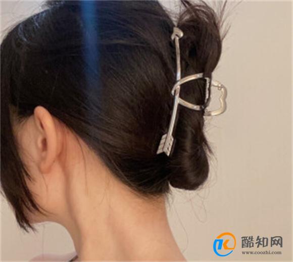 女子因佩戴鲨鱼夹意外跌倒后不幸昏迷 家人心碎盼奇迹出现