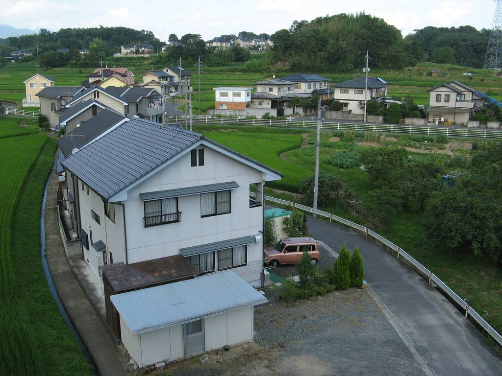 探讨日本社会阶层差异为何贫困家庭选择独栋住宅而富人偏爱公寓生活方式