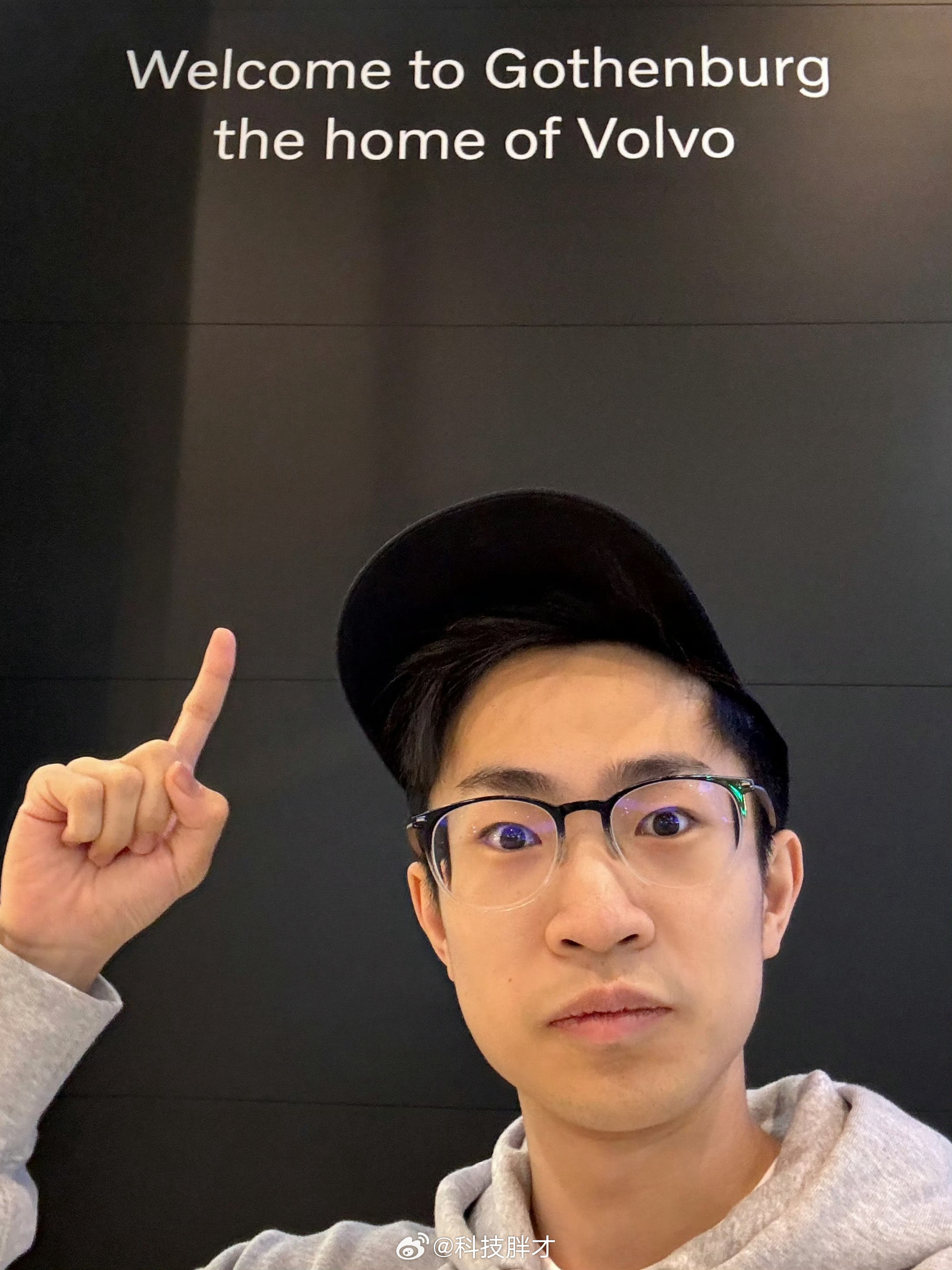 在极速驾驶的时刻何同学勇往直前你猜他的车能冲多远呢
