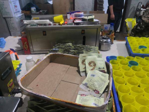 1200元的网红巨桶零食究竟隐藏了哪些惊人内幕？小作坊的原料来源让人震惊！