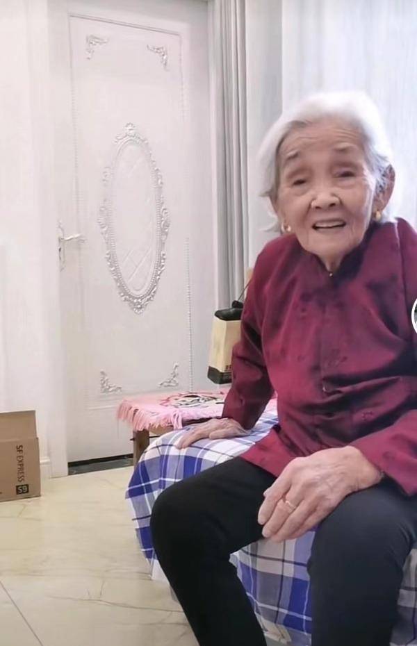 102岁奶奶十年网络生涯 玩手机如同玩耍般轻松自如