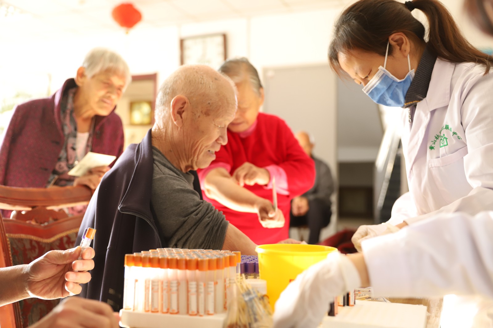 关爱长者健康义诊活动走进重阳节传递温暖与关怀