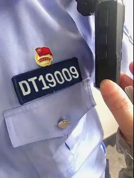 佩戴警号102233的我见证了无数动人故事与人生转折
