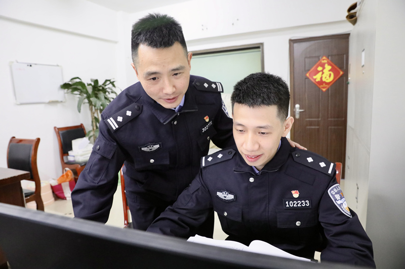 佩戴警号102233的我见证了无数动人故事与人生转折