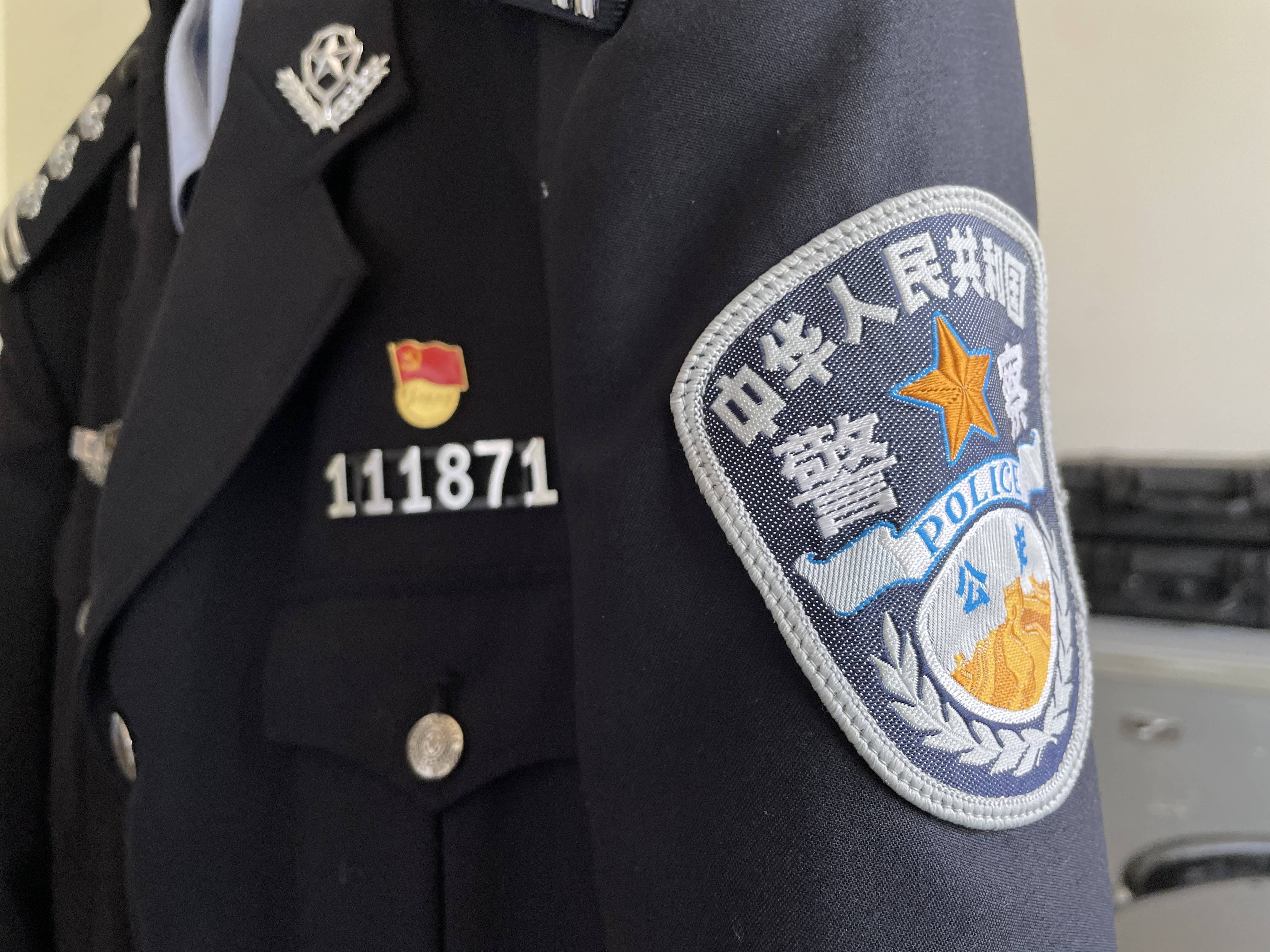 佩戴警号102233的我见证了无数动人故事与人生转折