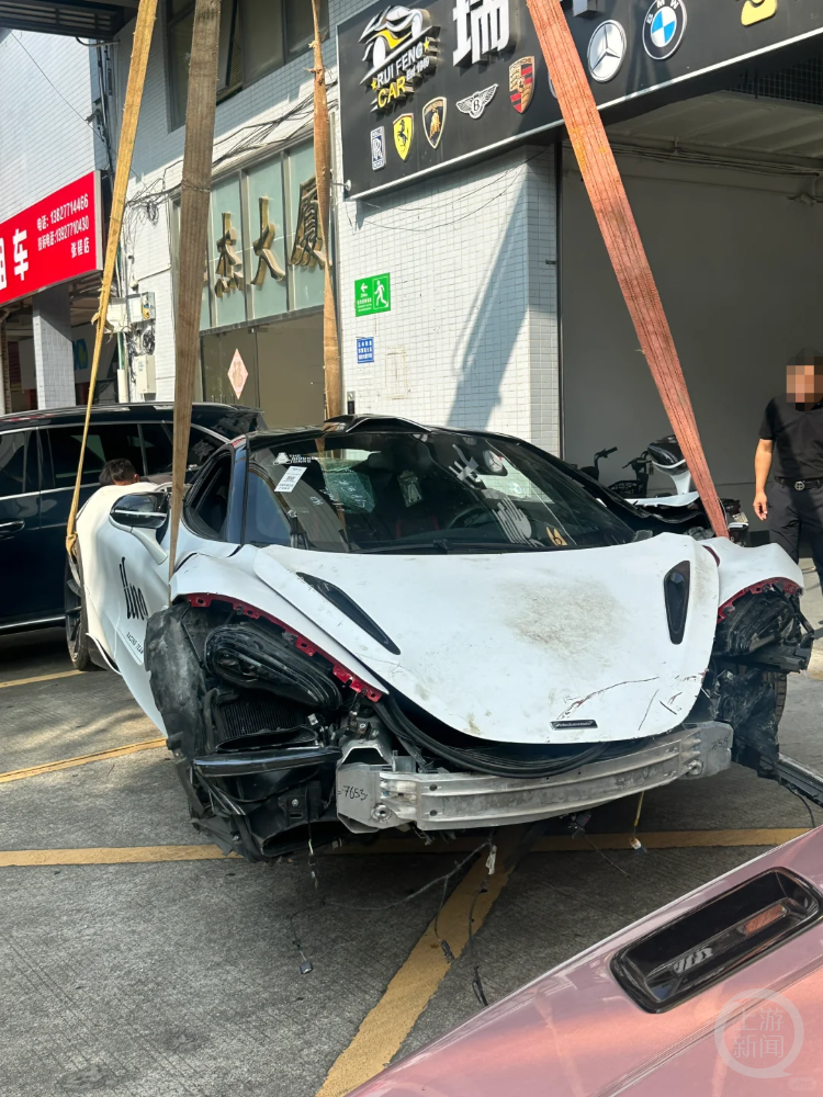 男子租赁超跑与女孩拍照后意外撞车 赔偿金额高达200万随即失联引发猜测
