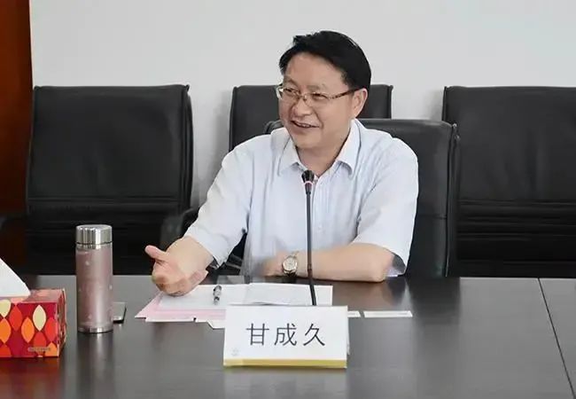 甘成久因私藏敏感书籍入境被捕 这背后隐藏了怎样的真相和故事