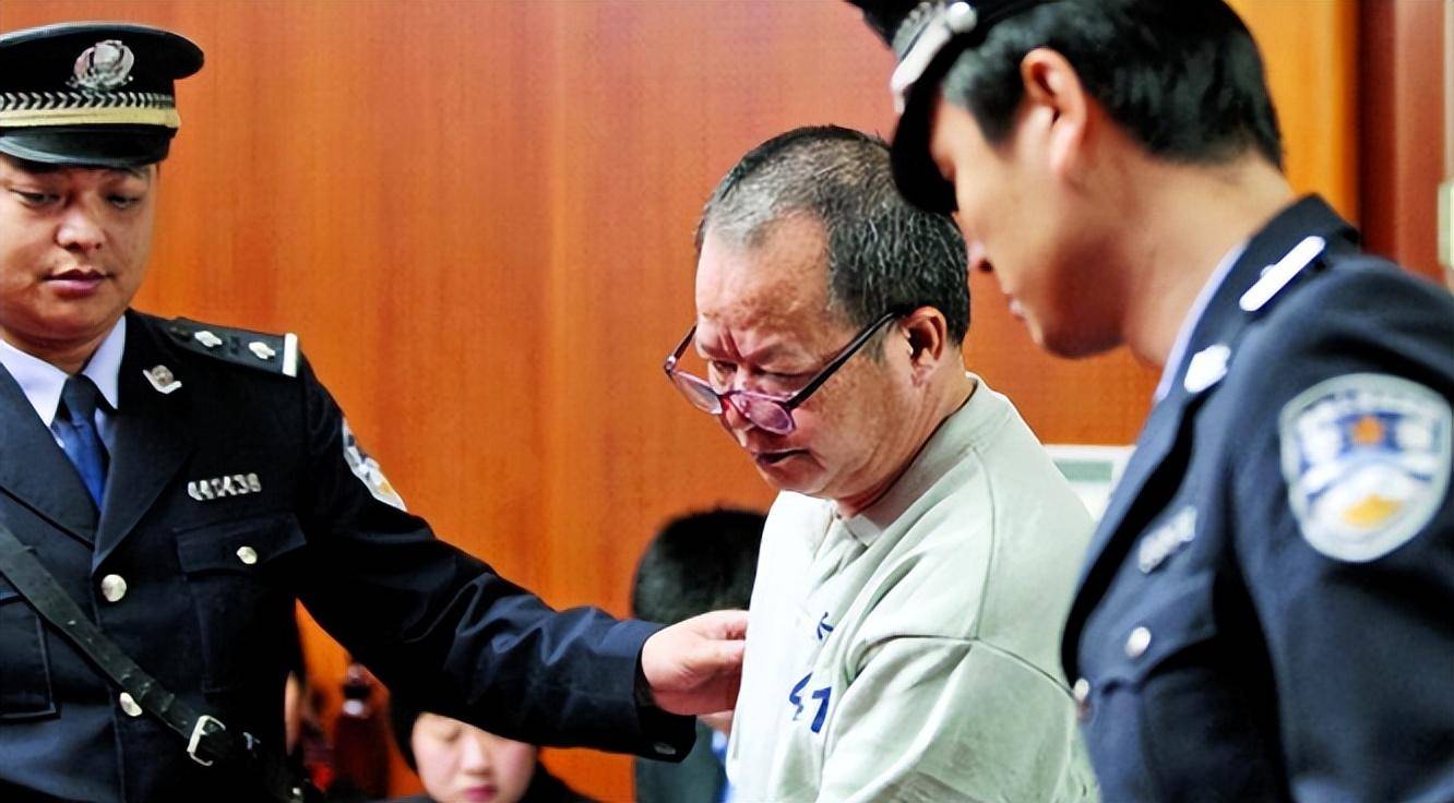甘成久因私藏敏感书籍入境被捕 这背后隐藏了怎样的真相和故事