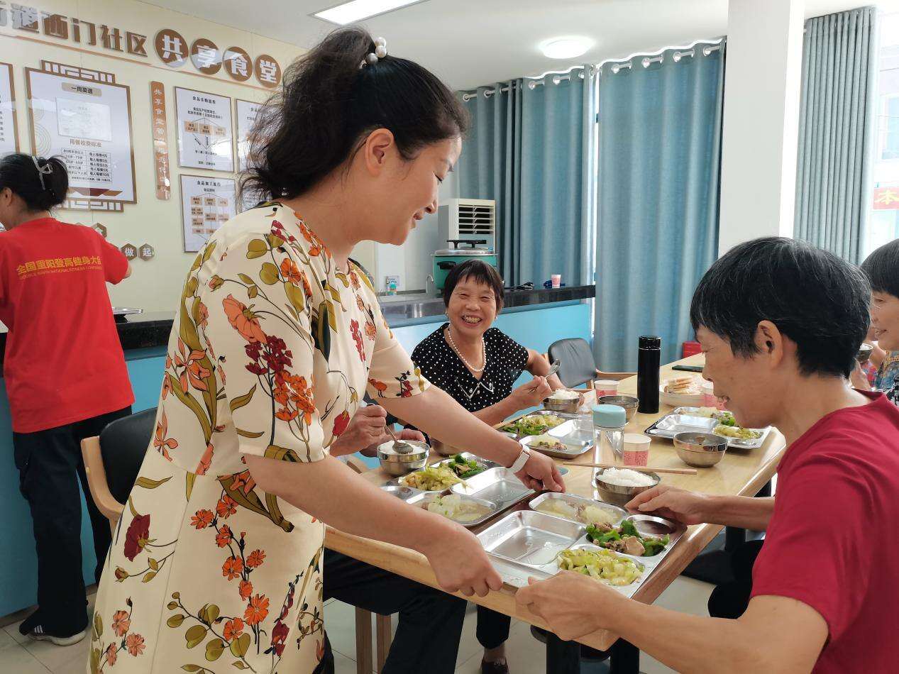 社区食堂温暖心灵老年人共享美好晚餐的幸福时光