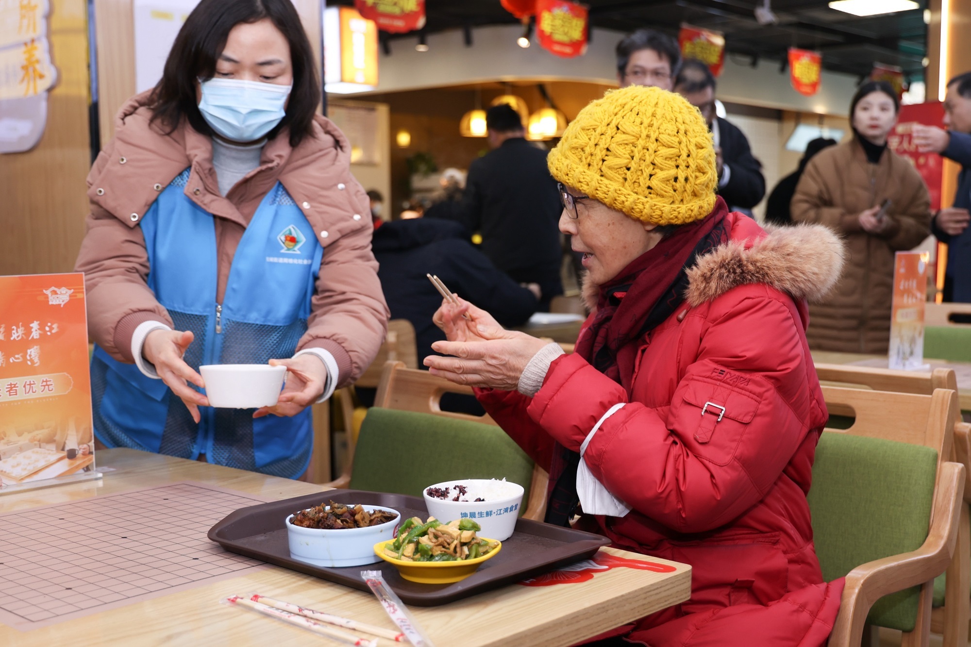 社区食堂温暖心灵老年人共享美好晚餐的幸福时光