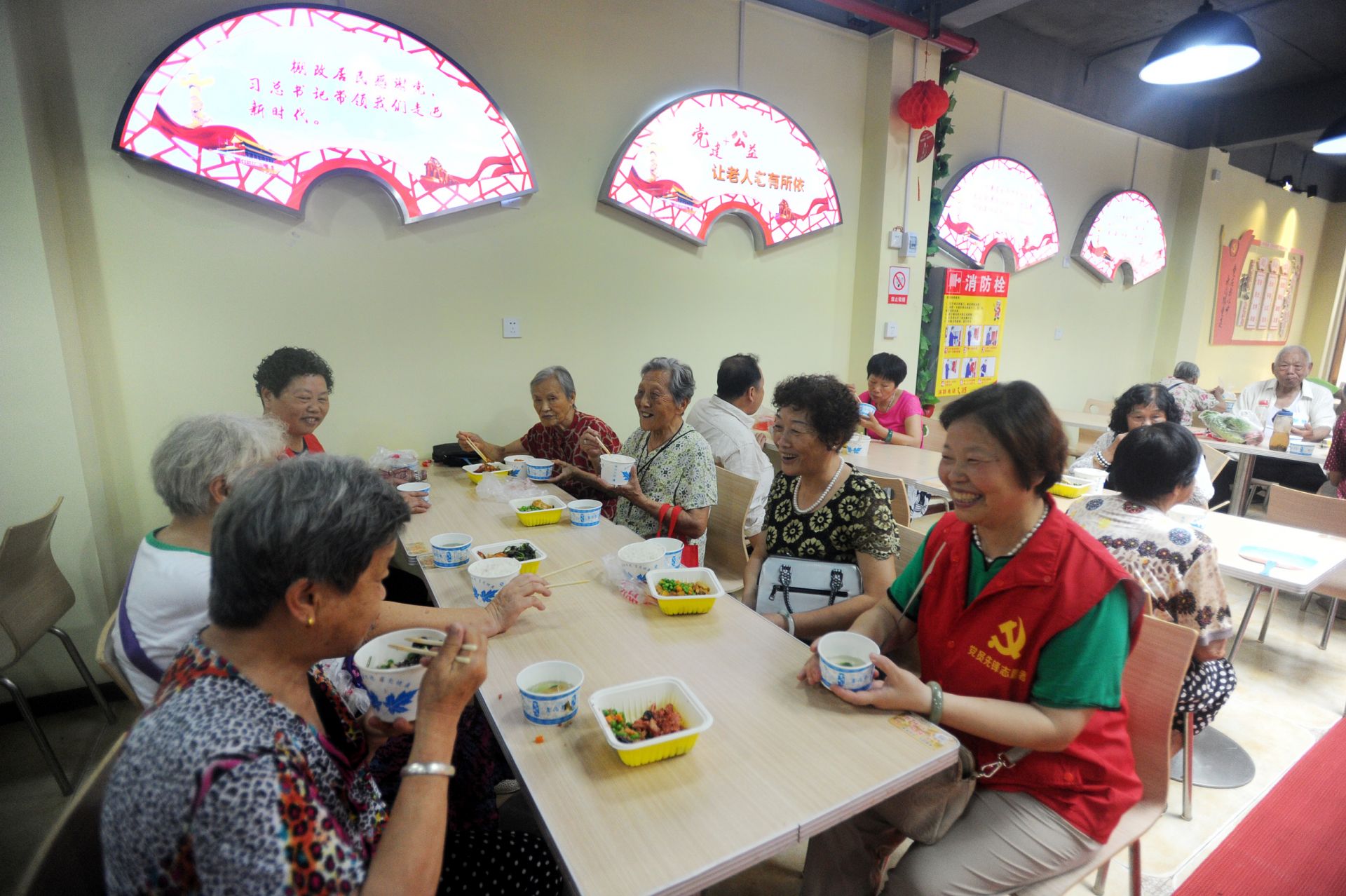 社区食堂温暖心灵老年人共享美好晚餐的幸福时光