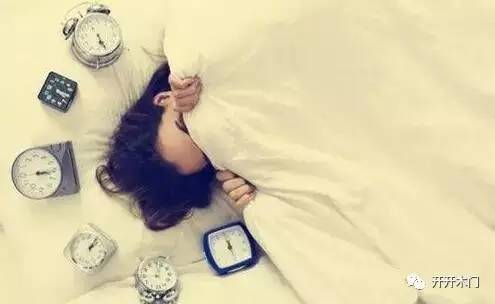 为什么在休息日早晨自然而然醒来而上班时却总是疲惫不堪难以起床呢
