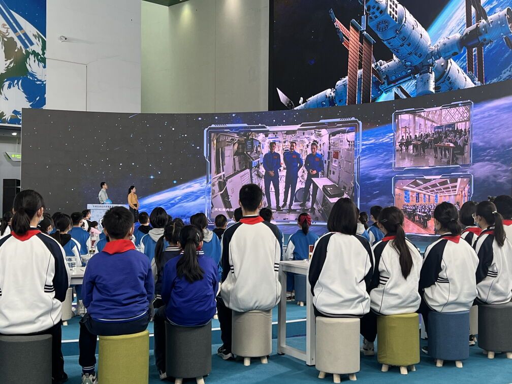 太空课堂新体验在无重力环境中学习的未来教育模式探索